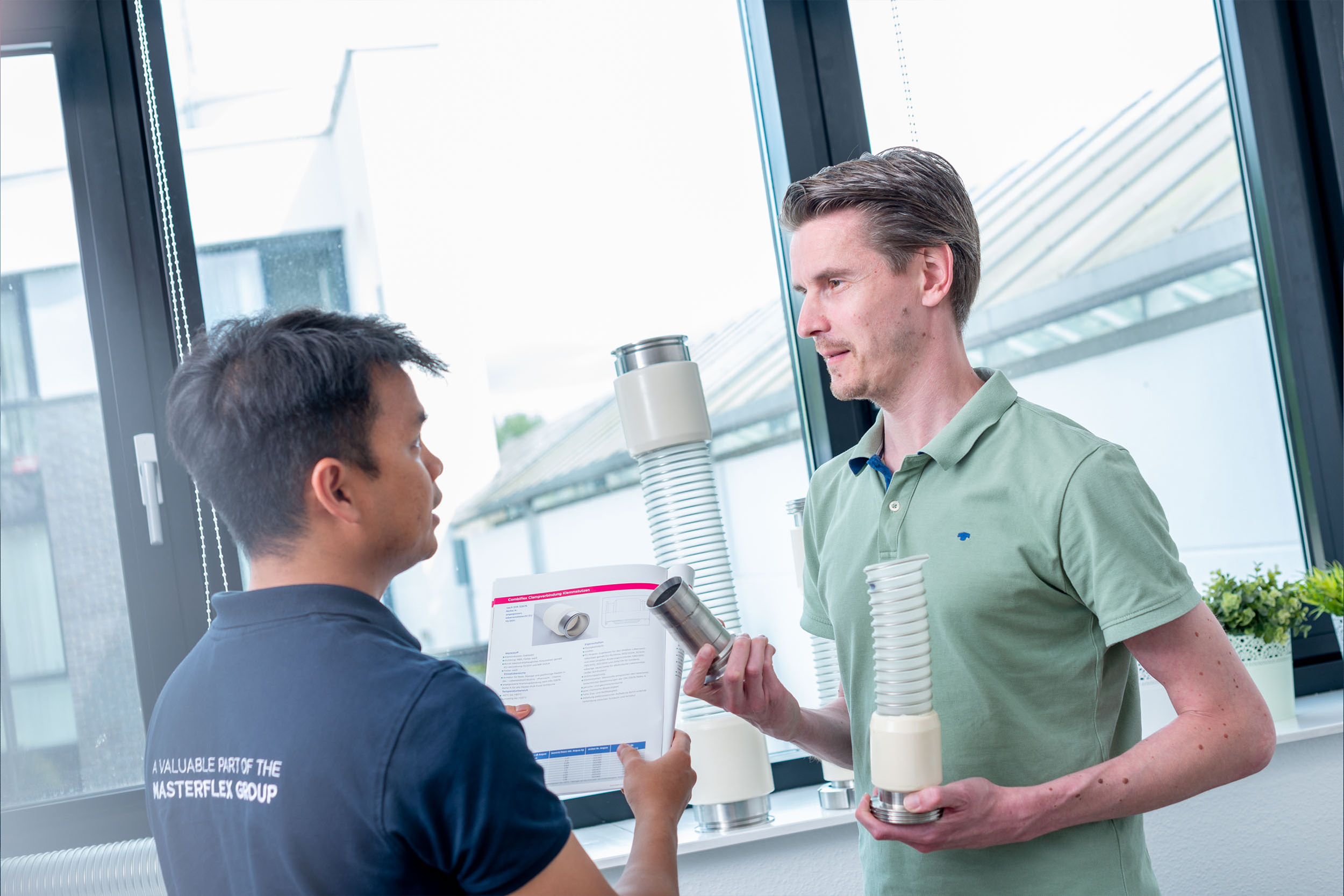 Mood picture: Masterflex employees talking about hose systems for food in development