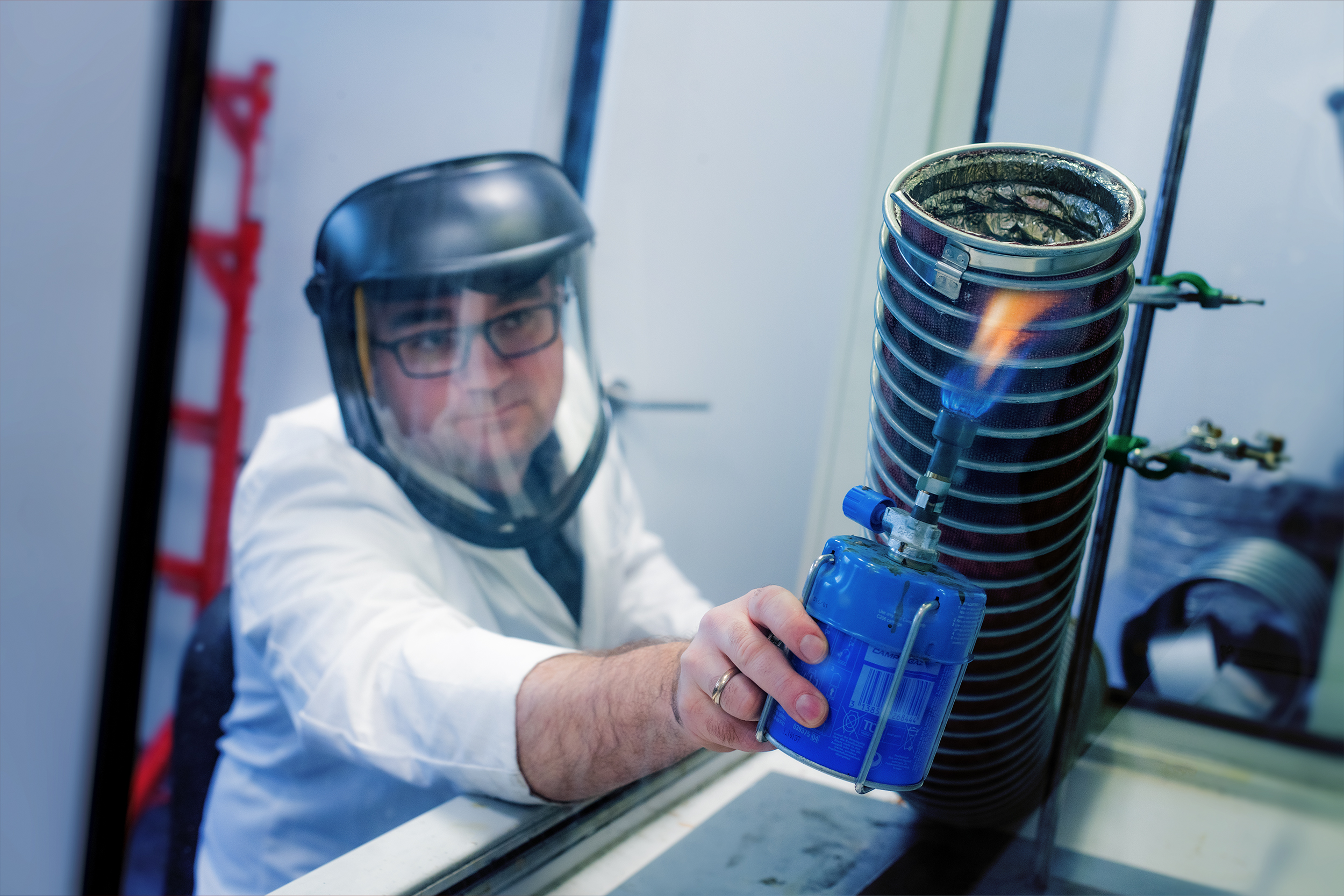 Masterflex: Testing for flame resistance of spiral hose production picture:: Flame resistance testing of spiral hose